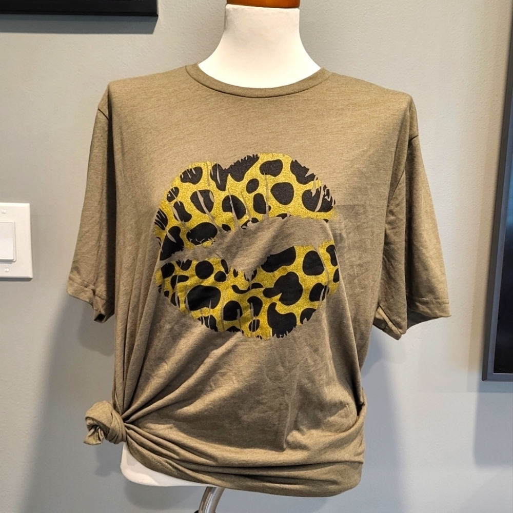 Sexy lips top with gold & leopard print🐆